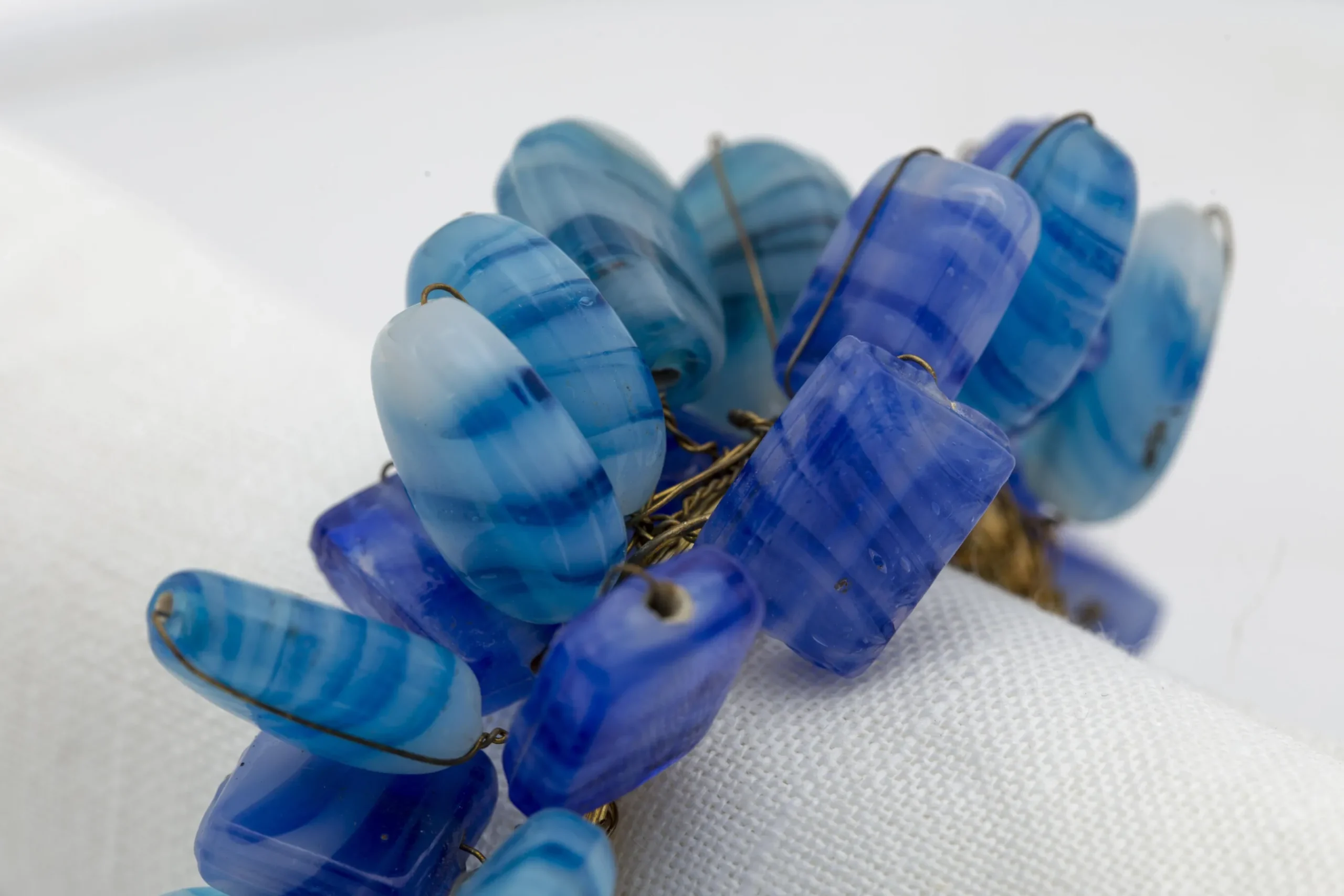 Flamant Ezana, Servetring, Kralen